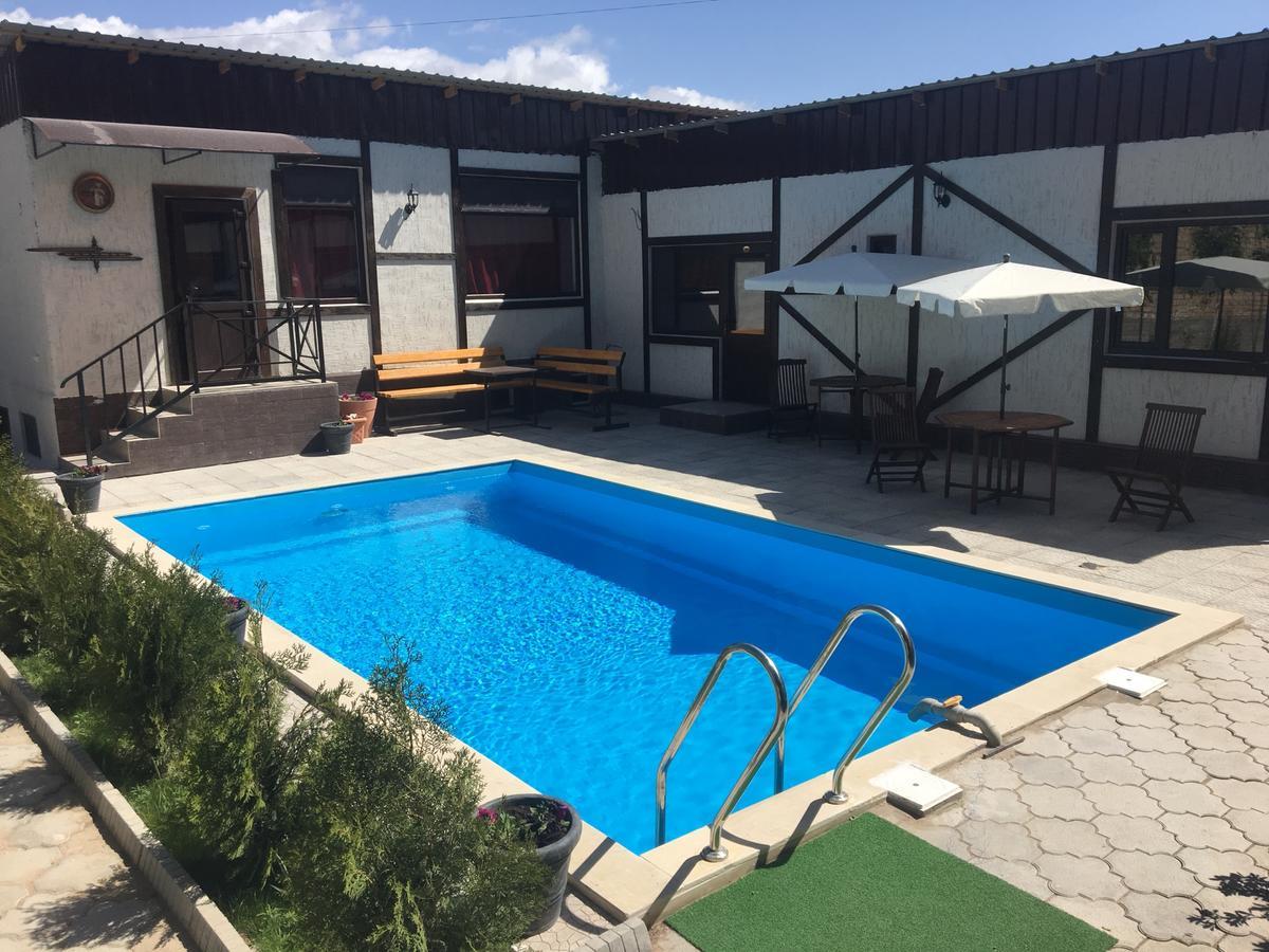 Evropa Hotel Бостери Екстериор снимка